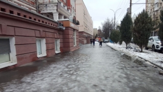 "Не дай себе разбиться". Саратовцы требуют почистить обледеневшие улицы