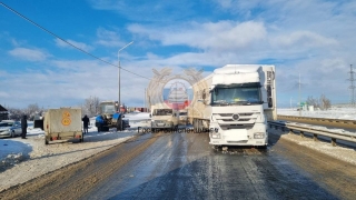 На окраине Саратова столкнулись фура и трактор. Есть пострадавший