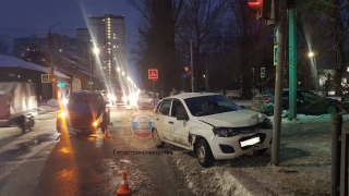 В Саратове два пожилых водителя не поделили дорогу возле горбольницы