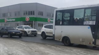 Жители Кировского района просят сделать пешеходный переход у магазина