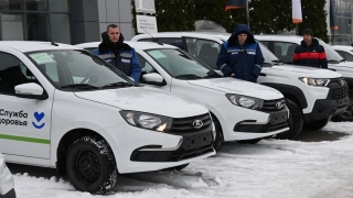 Поликлиники Саратова и Энгельса получили 46 новых машин
