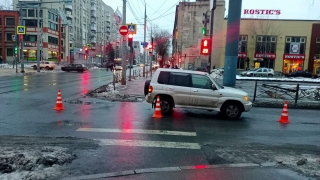 В центре Саратова 23-летний водитель внедорожника сбил пожилую женщину
