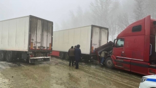 На трассе под Хвалынском столкнулись шесть фур, "Газель" и "Тойота"