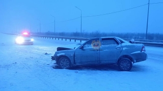 На окраине Саратова "Приора" влетела в отбойник. Есть пострадавшие
