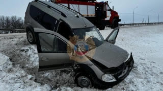 На СКАД водитель не удержал "Ларгус" на дороге. Два человека в больнице