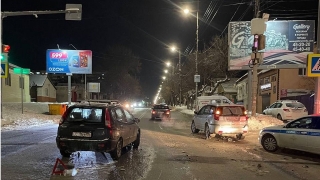 На перекрестке в Кировском районе пострадали водитель и пассажир