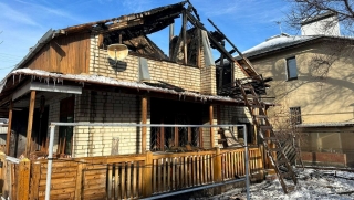 В Волжском районе три расчета тушили двухэтажный дом