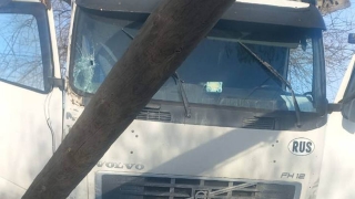 В Дубках тягач сбил женщину и повалил столб