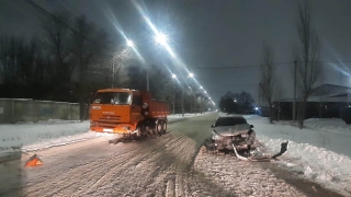 В Ленинском районе не поделили дорогу "Камаз" и иномарка