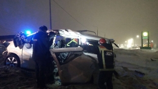 Ночью на СКАД в столб улетел минивэн. Пострадали трое