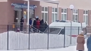 В школе Саратова ребенок катался на перилах. Он госпитализирован с распоротой ногой