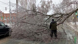 В Балакове ледяной дождь остановил движение троллейбусов