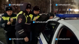 В центре Саратова пьяный водитель пытался уйти от погони и врезался в столб