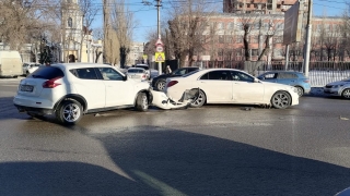 На Ильинской площади столкнулись Nissan и Mercedes. За руль "немца" посадили другого человека