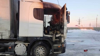 Водитель пытался потушить грузовик и попал в больницу с ожогами