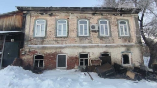 Жильцы горевшей двухэтажки эвакуировались до приезда пожарных
