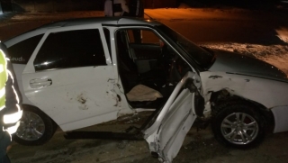 В Аткарске ехавшая с парнем на "Приоре" девушка угодила в больницу