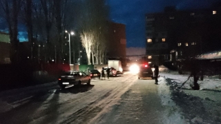 Очевидцы: в Саратове автохамы захватывают тротуары и скверы