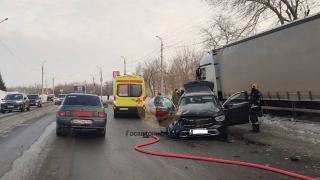 У старого аэропорта столкнулись "КамАЗ" и "Мерседес". Пострадал водитель иномарки