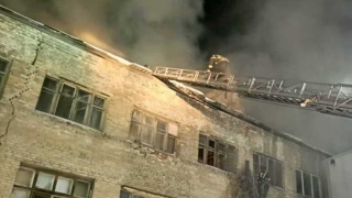 В Саратове шесть расчетов тушили расселенный дом рядом со школой