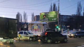 В Саратове столкнулись такси и иномарка. Есть пострадавшие
