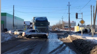 В Пугачеве мужчина и женщина пострадали в аварии с грузовым "Мерседесом"