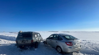 Два пенсионера на отечественных авто не поделили дорогу. Один из них в больнице