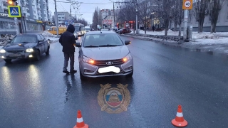На перекрестке у ТЦ в Заводском районе пострадал пешеход