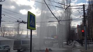 В центре Саратова забил фонтан воды выше здания горбольницы
