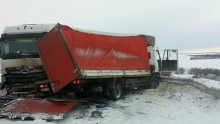 В массовом ДТП на саратовской трассе погиб водитель фуры