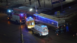 В Саратове 90-й автобус въехал в столб. Есть пострадавшие
