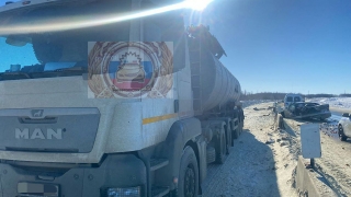 На саратовской трассе "Тойота" пошла на обгон и врезалась в цистерну