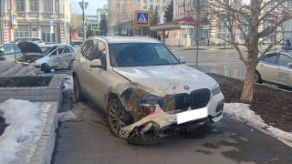 Возле областного правительства столкнулись BMW и "Калина"