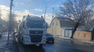 В Волжском районе на "зебре" грузовик сбил женщину