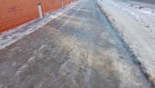 Скользкие тротуары и падение сосулек. В январе на улицах Саратова покалечились 936 человек