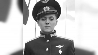 СВО. В Балашове более тысячи человек простились с летчиком Владиславом Чмиревым