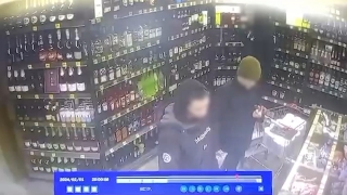 В Саратове парень воровал дорогой виски с 14-летним подельником. Видео