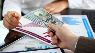 Бизнес сообщил о крупных потерях при продаже валютной выручки