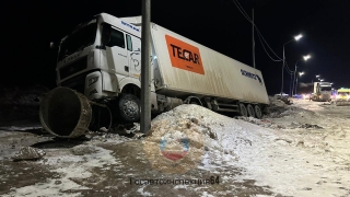 На трассе в Саратове грузовик врезался в столб. Водитель в больнице