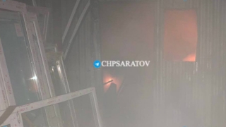 Ночью в Саратове семь пожарных расчетов тушили склад пластиковых окон