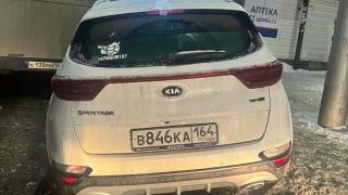 Саратовский прокурор за рулем Kia Sportage влетел в пассажирский автобус на остановке