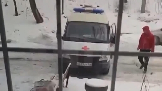 "Эй, ухнем". Жители Елшанки выталкивали застрявшую в ледяной колее "скорую"