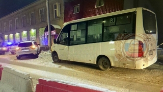 В Саратове "Ниссан" протаранил маршрутку. Молодой водитель в больнице