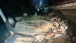 "Гранта" врезалась в "Приору" и опрокинулась. В больнице две маленькие девочки