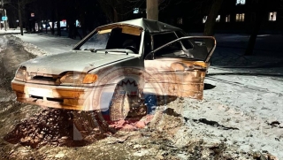 В Балашове от столкновения с автобусом "Жигули" улетели в столб