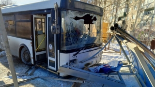 В Саратове автобус врезался в остановку