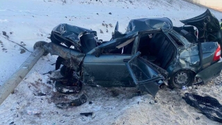 Под Саратовом "Приора" врезалась в два столба. Есть пострадавшие
