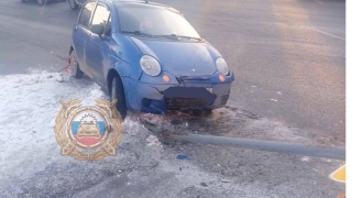 В Саратове сбитый дорожный знак упал на ребенка