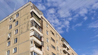В Волжском районе мужчина выпал с восьмого этажа и погиб