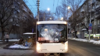В центре Саратова троллейбус сбил женщину